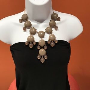 🌺 J. Crew Elegant Statement Neckless in Gold Trim